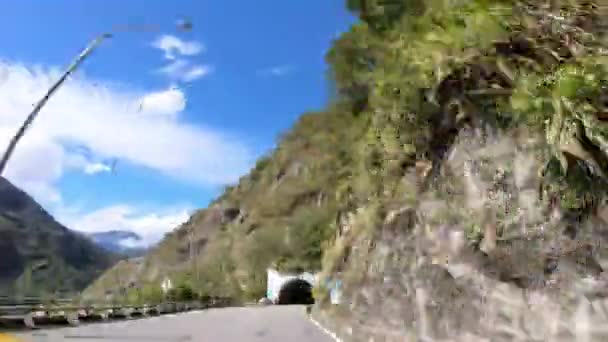 Timelaps Conducción Carretera Montaña Través Del Bosque Con Curvas Túnel — Vídeos de Stock