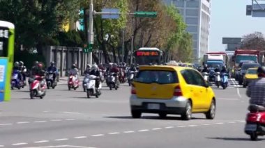 Taipei, Tayvan-26 Şubat 2020: 4 K, kalabalık trafik arabaları, motosikletler ve yoğun yolda giden farklı araçlar. Asya şehir merkezi caddesi. Metropolitan Şehir-Dan