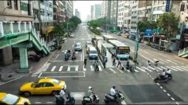 Taipei, Tayvan-28 Ekim 2016: 4k Hiperlapse Hava Trafik ve Yayalar, Cityscape Taipei. Otobüslerin, arabaların, motosikletlerin ve Tayvan 'da ışıklı insanların zamanlaması.