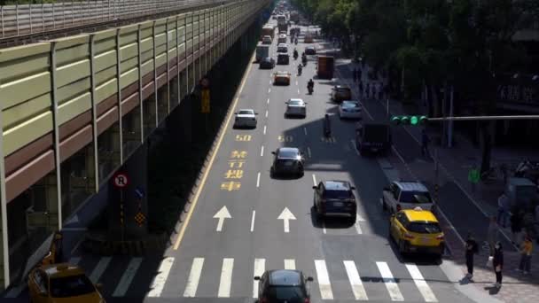 2020年2月26日 交通车辆 摩托车和不同车辆在路上行驶的高程视图 亚洲商业街的一天 都会城市丹 — 图库视频影像