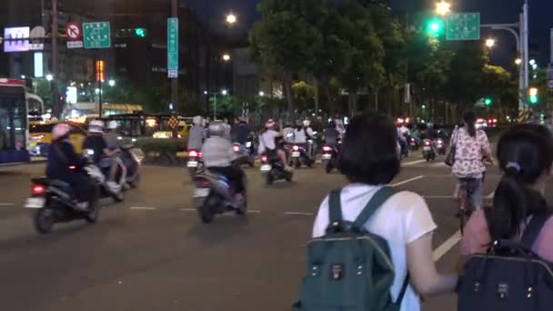 Taipei Taiwan Junho 2016 Carros Trânsito Motos Veículos Diferentes Dirigindo — Vídeo de Stock