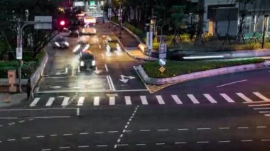 Taipei, Tayvan-17 Nisan 2017: Trafiğin ve yayaların olduğu sokak manzarası. Otobüslerin, arabaların, motosikletlerin ve Tayvan-Dan 'deki insanların olduğu güzel bir zaman dilimi.