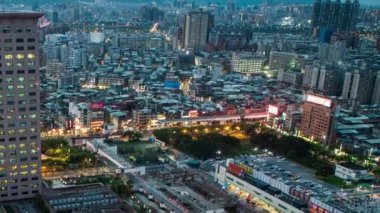 Gündüzün Havasını Geceye Zamanlandır, sokak trafiği ve yayaları inşa etme manzarası. Otobüslerin, arabaların ve Taipei 'deki insanların bulunduğu şehir manzarasının güzel zamanlaması. Şehir simgesi gökdelen Banqiao-Dan