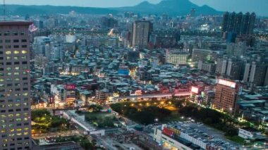 Gündüzün Havasını Geceye Zamanlandır, sokak trafiği ve yayaları inşa etme manzarası. Otobüslerin, arabaların ve Taipei 'deki insanların bulunduğu şehir manzarasının güzel zamanlaması. Şehir simgesi gökdelen Banqiao-Dan