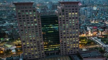 Gündüzün Havasını Geceye Zamanlandır, sokak trafiği ve yayaları inşa etme manzarası. Otobüslerin, arabaların ve Taipei 'deki insanların bulunduğu şehir manzarasının güzel zamanlaması. Şehir simgesi gökdelen Banqiao-Dan