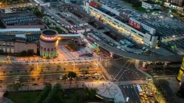 Gündüzün Havasını Geceye Zamanlandır, sokak trafiği ve yayaları inşa etme manzarası. Otobüslerin, arabaların ve Taipei 'deki insanların bulunduğu şehir manzarasının güzel zamanlaması. Şehir simgesi gökdelen Banqiao-Dan