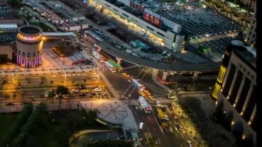 Gündüzün Havasını Geceye Zamanlandır, sokak trafiği ve yayaları inşa etme manzarası. Otobüslerin, arabaların ve Taipei 'deki insanların bulunduğu şehir manzarasının güzel zamanlaması. Şehir simgesi gökdelen Banqiao-Dan