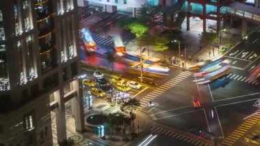 Trafiğin ve yayaların olduğu caddenin hava görüntüsünü zamanlayın. Otobüslerin, arabaların, motosikletlerin ve Tayvan 'daki insanların olduğu güzel bir şehir manzarası. Yer imi gökdeleni - Dan