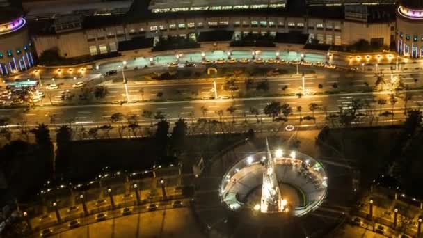 タイムラプス夜の交通や歩行者と建物の通りの空中ビュー 美しいバス バイク 台湾の人々と都市の経過 ランドマーク超高層ビル Dan — ストック動画