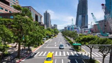 Taipei, Tayvan-01 Haziran 2016: 4k Timelapse Hava Görüntülü Taipei mavi gökyüzü. Hafif Day-Dan ile Tayvan 'daki trafiğe bakıyorum.