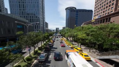 Taipei, Tayvan-01 Haziran 2016: 4k Timelapse Hava Görüntülü Taipei mavi gökyüzü. Hafif Day-Dan ile Tayvan 'daki trafiğe bakıyorum.