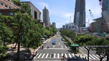 Taipei, Tayvan-01 Haziran 2016: Taipei 'de Asyalı İş İnsanları ve Turistler Sıcak bir yaz gününde şemsiyeyle güneşten korunmak için caddeyi yürüyerek geçiyorlar