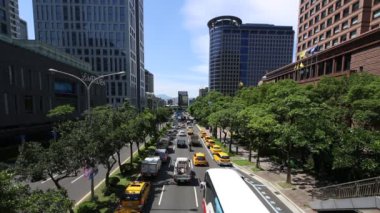 Taipei, Tayvan-01 Haziran 2016: Yoğun Taipei 'de Gündüz Arabaları, Motosikletler ve Farklı Araçlar Sürüyor