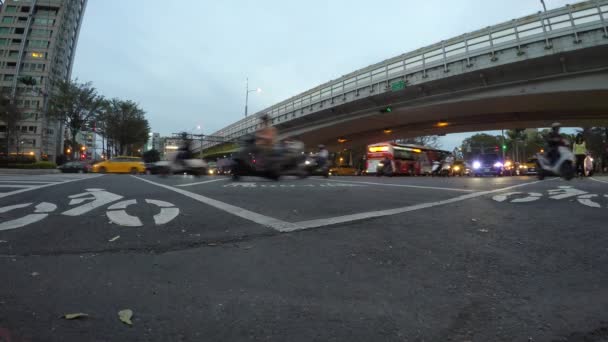 Taipei Taiwan Maret 2016 Traffic Cars People Crossing Urban Street — Stok Video