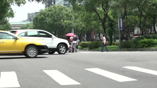 Taipei Taiwan Mars 2016 Street Traffic People Locals Walking Intersection — Video