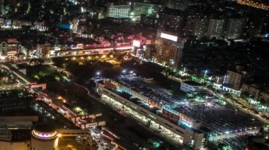 Trafiğin ve yayaların olduğu caddenin hava görüntüsünü zamanlayın. Otobüslerin, arabaların, motosikletlerin ve Tayvan 'daki insanların olduğu güzel bir şehir manzarası. Yer imi gökdeleni - Dan