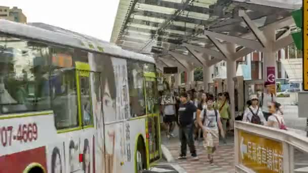 Taipei Tajwan Sierpień 2017 Hyperlapse Tłumu Pieszych Kolejce Autobusu Ulicy — Wideo stockowe