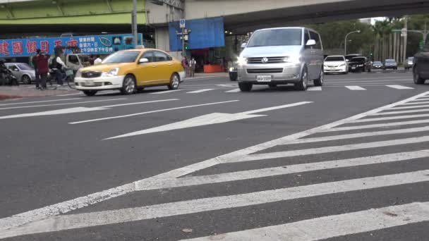 Taipei Taiwan Março 2016 Tráfego Carros Pessoas Que Atravessam Rua — Vídeo de Stock
