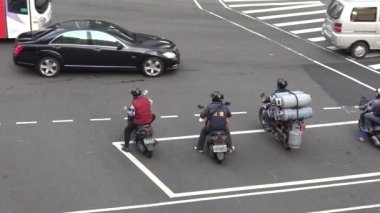 Taipei, Tayvan-07 Mart 2016: 4K Bir şişe benzinli motosiklet yoğun Taipei şehrinde trafik arabaları ve farklı araçlarla yolda gidiyor.