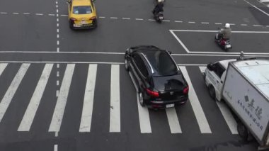 Taipei, Tayvan-07 Mart 2016: 4K Hava Trafik Arabaları, Motosikletler ve Yoğun Taipei 'de Farklı Araçlar Sürüyor