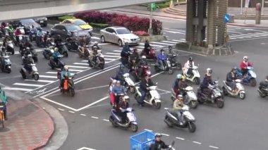 Taipei, Tayvan-07 Mart 2016: 4K Hava Trafik Arabaları, Motosikletler ve Yoğun Taipei 'de Farklı Araçlar Sürüyor