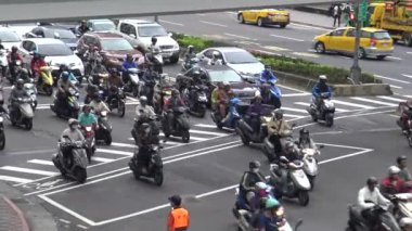 Taipei, Tayvan-18 Mayıs 2016: Yoğun Taipei şehrinde 4K Hava Trafik Arabaları, Motosikletler ve Farklı Araçlar Sürüyor