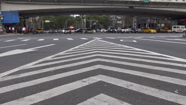 Taipei Taiwan Março 2016 Tráfego Carros Pessoas Que Atravessam Rua — Vídeo de Stock