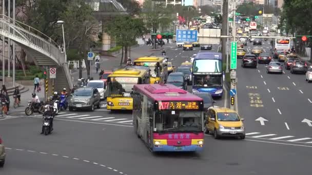 Taipei Taiwan March 2016 Aerial Traffic Cars Motorbikes Different Vehicles — стокове відео