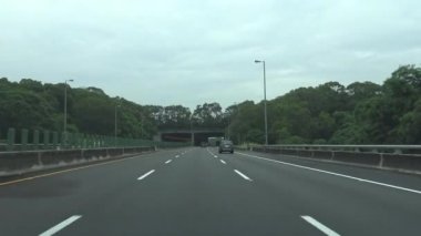 POV sürüyorum, Taipei otoyolundan kuzeye gidiyorum, Tayvan 'ın hemen kuzeyinde. Bir araba pazar günü Taipei 'ye otobandan gidiyor.
