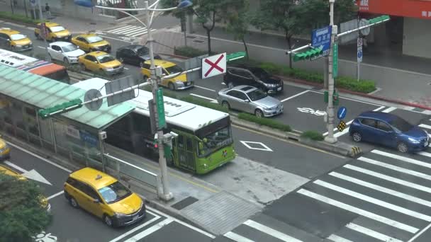 台湾台北 2016年6月21日 4K空中交通车 摩托车及不同车辆在繁忙的台北市道路上行驶 — 图库视频影像