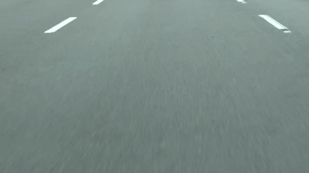 Dan Bakış Açısında Bir Otoyolda Bir Araba Sürüyor — Stok video