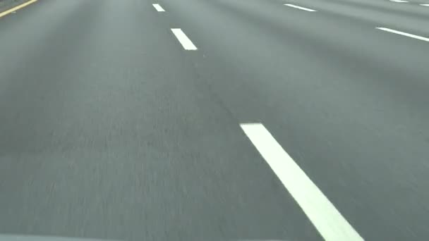 Een Auto Rijdt Een Snelweg Dit Standpunt Clip Dan — Stockvideo