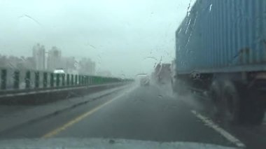 Tehlike Rüzgarları ve Yağmuru Tayfun Pov 4K ile sürüyor. Kötü hava koşulları ve güçlü yağmurlu hava ile bir otoyolda araba sürüyor.