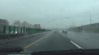Tehlike Rüzgarları ve Yağmuru Tayfun Pov 4K ile sürüyor. Kötü hava koşulları ve güçlü yağmurlu hava ile bir otoyolda araba sürüyor.