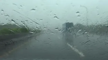 4K kasırgalı ve şiddetli yağmurlu POV, Tayvan 'ın kuzeyindeki otobanda kuzeye gidiyor. Tayfun günü Taipei 'ye giden bir araba yolda ilerliyor. Dan.
