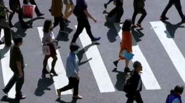 Taipei, Tayvan-26 Şubat 2020: bulaşıcı hastalıklara karşı koruyucu maske takan Asyalıların yavaş çekim antenleri. Caddede yürüyen yayalar. Coronavirus gribi. 2019-nCoV-Dan