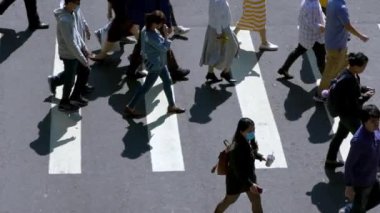 Taipei, Tayvan-26 Şubat 2020: Koronavirüs 2019-nCoV enfeksiyonuna karşı koruyucu maske takan yerel Asyalıların yavaş çekim görüntüsü arttı. Tıbbi yüz maskeleri. COVID-19-Dan