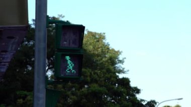 4K, Asya yaya geçidi tabelası Taipei şehir trafiği kırmızıdan yeşile dönüyor, gündüz mavi gökyüzü aydınlanıyor. Tayvan kavşağı. Asya şehir merkezi Dan