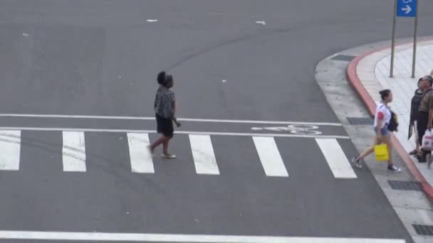 Taipei Taiwán Septiembre 2015 Personas Tráfico Calle Cerca Del Metro — Vídeo de stock