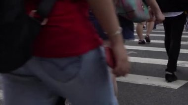 Taipei, Tayvan-13 Ağustos 2017: 4 K yayalar kalabalık Taipei şehrinin işlek kavşağında karşıdan karşıya geçiyor. Asyalı insanlar ve turistler Tayvan 'ın en işlek yollarında yürüyorlar. Xinyi Bölgesi-Dan