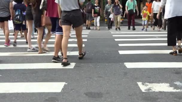 Taipei Taiwan Agosto 2017 Una Folla Pedoni Sta Attraversando Trafficata — Video Stock