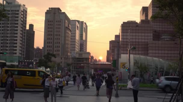 Taipei Taiwan Setembro 2017 Pedestres Estão Cruzando Rua Interseção Cidade — Vídeo de Stock