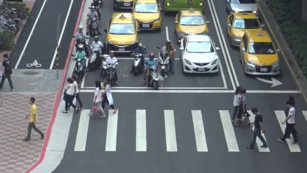 台湾台北 2016年6月21日 4K亚洲商人和游客空中漫步台北 — 图库视频影像