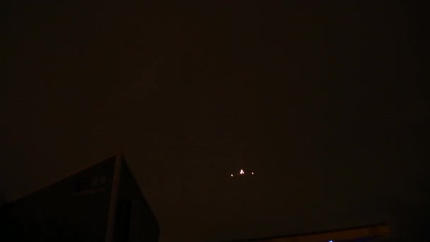 飞机从机场起飞 夜间飞越泰平市 — 图库视频影像