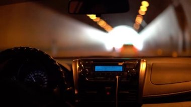 4K, Tayvan 'daki tünelden geçiyor. Otomobil sürüşü tünelin içinde ve gösterge paneli ve radyo Dan 'e odaklanıyor