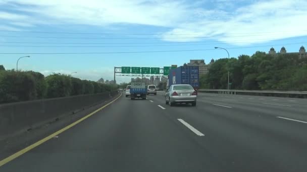 2015年7月8日台湾台北 驾驶Pov 在台北公路北上行驶 就在台湾北部 一辆汽车沿着高速公路驶向台北 — 图库视频影像