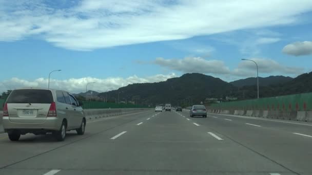 運転Pov 高速道路台北市の北に向かって 台湾のすぐ北 日曜日に台北への高速道路の方向に車を運転ダン — ストック動画
