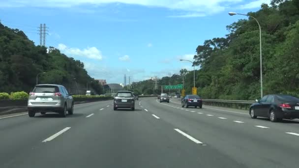 2015年7月8日台湾台北 驾驶Pov 在台北公路北上行驶 就在台湾北部 在著名的101号楼的视图中 一辆汽车在通往台北的高速公路上行驶 周日开往丹市 — 图库视频影像