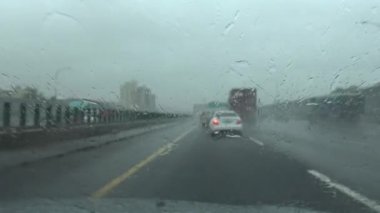 4K kasırgalı ve şiddetli yağmurlu POV, Tayvan 'ın kuzeyindeki otobanda kuzeye gidiyor. Tayfun günü Taipei 'ye giden bir araba yolda ilerliyor. Dan.