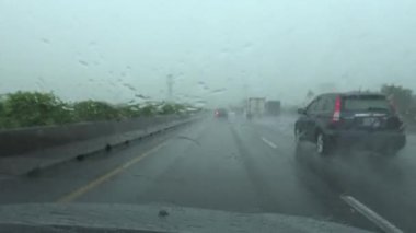 4K kasırgalı ve şiddetli yağmurlu POV, Tayvan 'ın kuzeyindeki otobanda kuzeye gidiyor. Tayfun günü Taipei 'ye giden bir araba yolda ilerliyor. Dan.